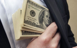 Адвокат  постане перед судом  за  отримання $10 000  від колеги