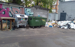 Свалка возле дома: жители одного из районов Киева жалуются на проблемы с вывозом мусора