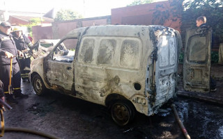 В Днепропетровской области в машине заживо сгорел человек: фото