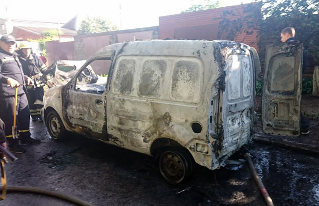 В Днепропетровской области в машине заживо сгорел человек: фото