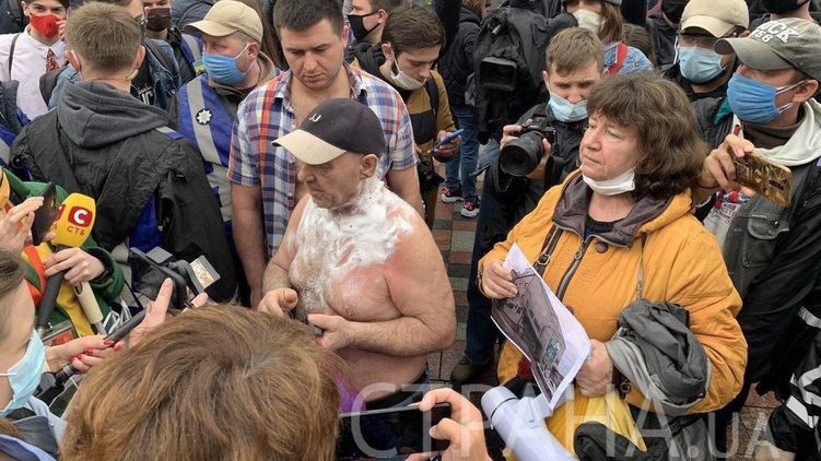 Митинг против Авакова под зданием Рады: один из активистов пытался совершить самоподжог, фото