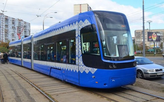 У Києві невідомі жорстоко побили водія трамваю, який вимагав одягнути маски