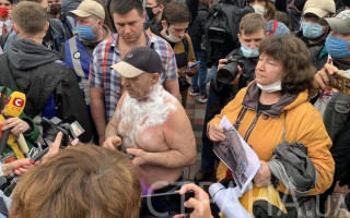 Митинг против Авакова под зданием Рады: один из активистов пытался совершить самоподжог, фото