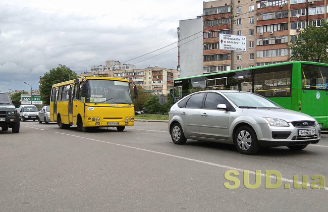 В Киеве у маршрутки на ходу отвалилось колесо, фото