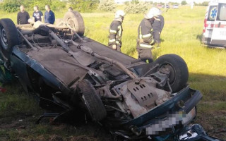 Под Запорожьем поезд разбил легковушку: есть погибший, фото