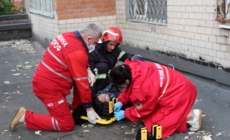 Трагедія у Хмельницькому: дівчина випала з вікна