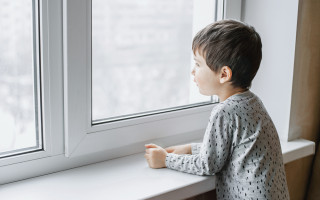 На Житомирщині п’яна мати кілька днів тримала сина у квартирі без їжі