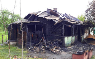 На Киевщине полностью сгорел деревянный дом: есть жертва