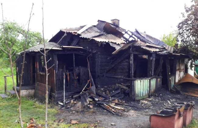 На Киевщине полностью сгорел деревянный дом: есть жертва