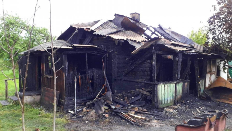 На Киевщине полностью сгорел деревянный дом: есть жертва
