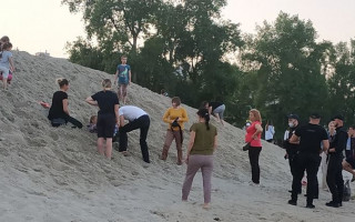 Достали синюю, но дышащую: на Оболонской набережной девочку засыпало песком, видео