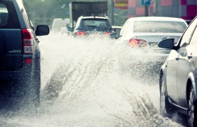 Безопасное вождение в дождь: водителям раскрыли главные секреты