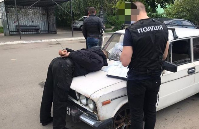 Вез 30 кг ртути на «черный рынок»: под Киевом задержали делка