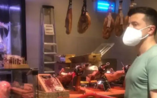 Зеленского в маске заметили в столичном сумермаркете: появилось видео