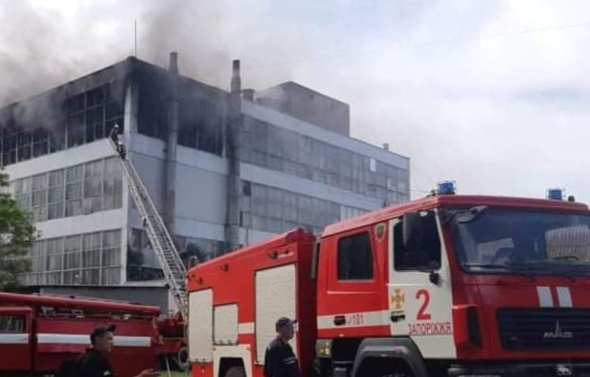 В Запорожье горела известная фабрика украинской обуви: фото, видео