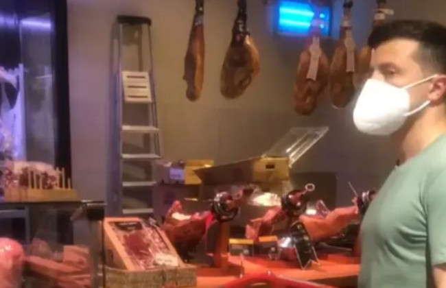 Зеленского в маске заметили в столичном сумермаркете: появилось видео