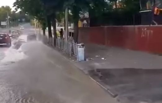 В Киеве улицу затопило кипятком: появилось видео