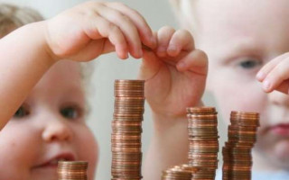 В Україні збільшили розмір виплат пенсіонерам та дітям: хто отримає доплату