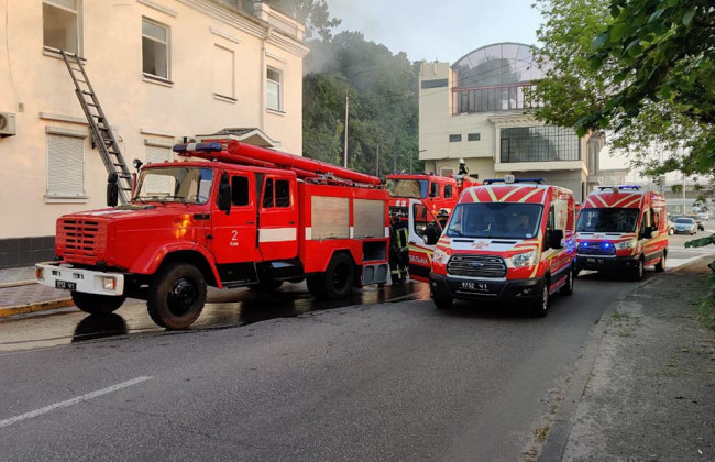 В Киеве горело здание Главного следственного управления МВД: причиной мог стать поджог  — СМИ, фото, видео