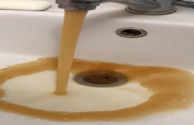 В Киевской области из крана течет коричневая вода, фото