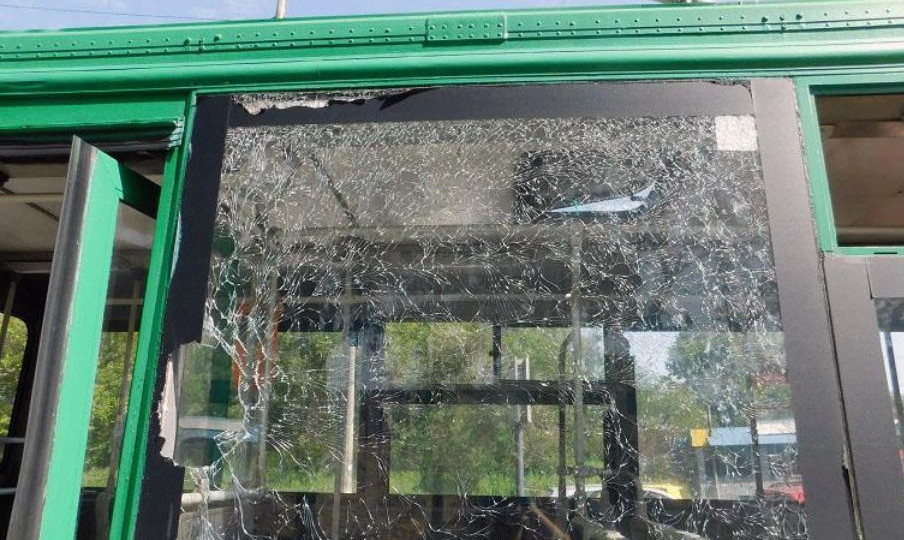 В Киеве хулиган разбил окно троллейбуса и ранил женщину: фото