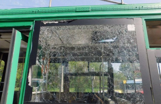В Киеве хулиган разбил окно троллейбуса и ранил женщину: фото