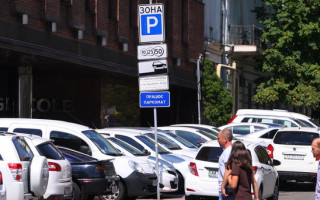 В Киеве деревья уничтожают припаркованные автомобили: фото