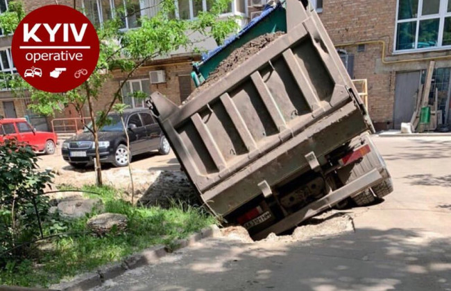 В Киеве грузовик «ушел» под асфальт, фото