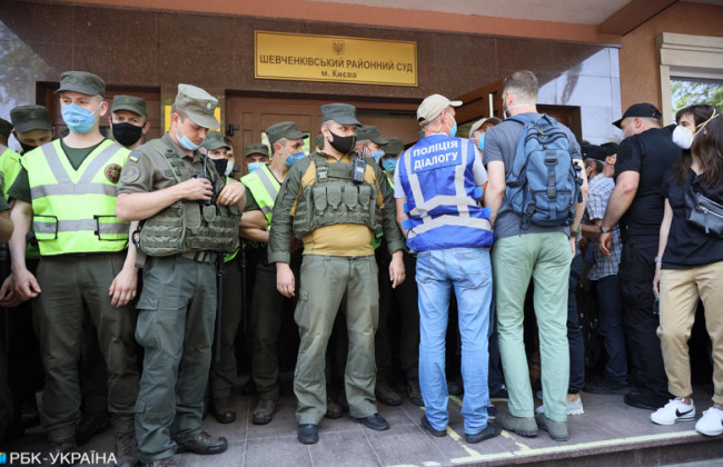 Возле Шевченковского райсуда произошли столкновения: подробности, фото