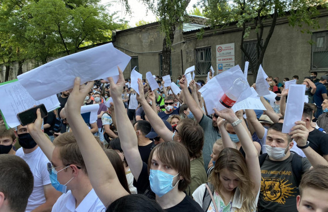 Ситуация возле Шевченковского райсуда: стычки усилились, а в соцсетях ищут «добровольцев», фото, видео