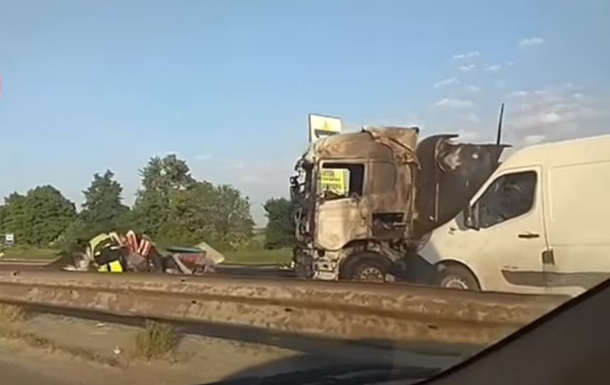 На трассе Киев — Чернигов вспыхнул мощный пожар после ДТП, видео