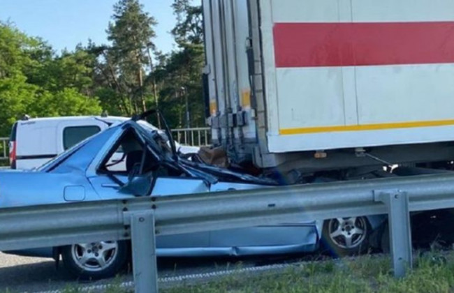 Смертельное ДТП под Киевом: легковушка врезалась в фуру, видео