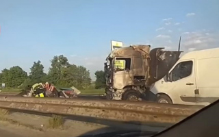 На трассе Киев — Чернигов вспыхнул мощный пожар после ДТП, видео