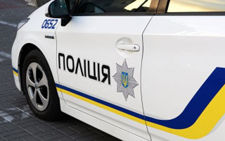 Под Киевом мужчина вскрыл себе вены возле жилого дома