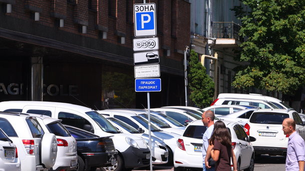 В Киеве деревья уничтожают припаркованные автомобили: фото