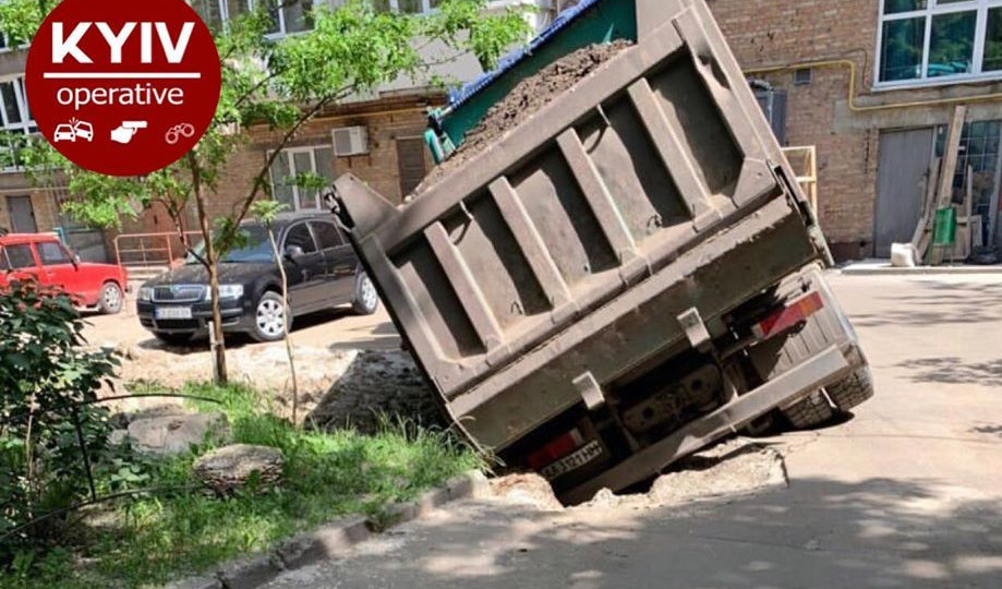 В Киеве грузовик «ушел» под асфальт, фото