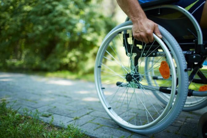 Вводиться у дію закон, яким людей в інвалідних візках прирівняють до велосипедистів: що відомо
