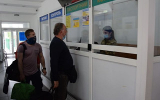 Людський колапс на кордоні з Польщею: люди чекають по 10 годин у чергах, відео