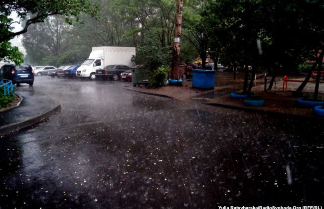 Затоплені вулиці, повалені дерева: в Дніпрі вирувала негода, фото та відео