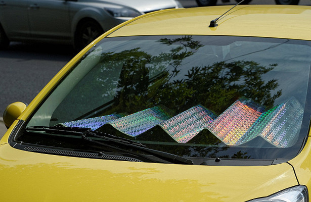 Чем опасен солнцезащитный экран на лобовом стекле автомобиля: что нужно знать водителям