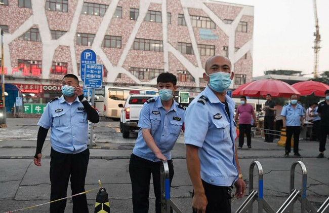 Вспышка COVID-19 на пекинском рынке: Китай опять в зоне риска и ввел военное положение