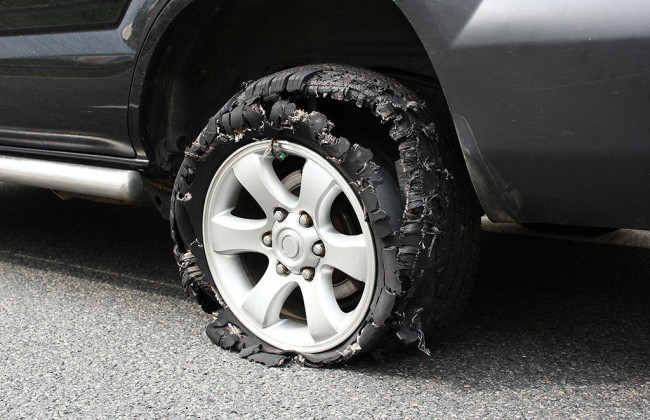 Что делать, если лопнула покрышка: как оказать первую помощь автомобилю