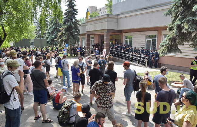 Противостояние активистов и органов правопорядка у Шевченковского райсуда во время судебного заседания по делу Сергея Стерненко