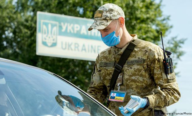 Запрет на въезд иностранцев в Украину отменили: как требования должны соблюдаться