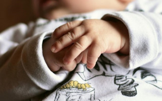 Побите немовля: під Херсоном виявили 7-місячну дівчинку з побоями та зламаною рукою, відео