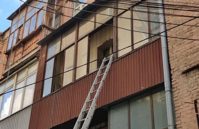 В Киеве неадекват забросал спасателей стеклом, а потом выпрыгнул с третьего этажа: видео