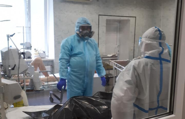 Хворих все більше, а лікарів не вистачає: у Харківській лікарні закликають дотримуватися карантину, фото