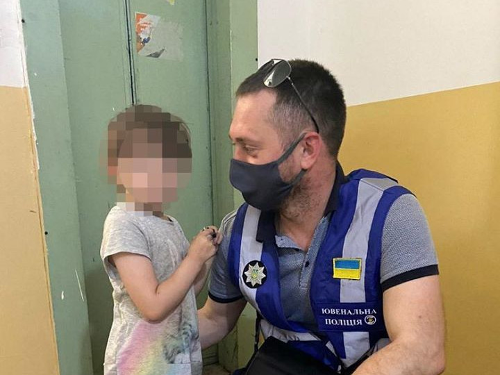 Антисанитария и отсутствие еды: в Киеве у горе-матери отобрали ребенка