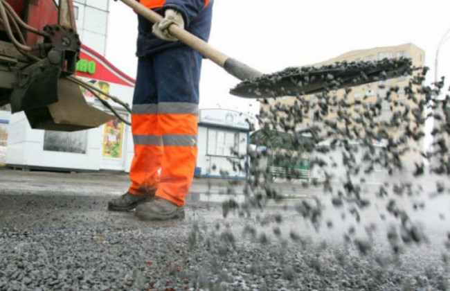 У Києві жінка зламала ногу через вириту біля будинку яму