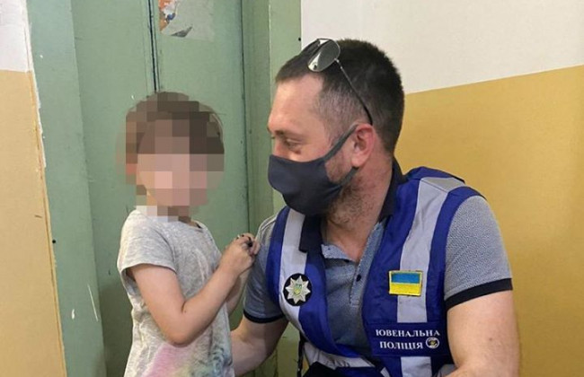 Антисанитария и отсутствие еды: в Киеве у горе-матери отобрали ребенка